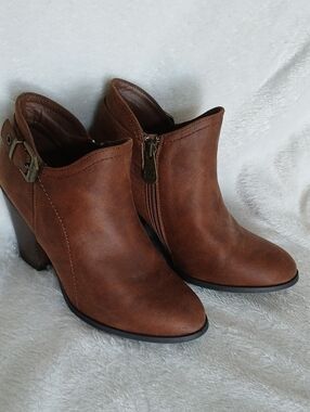 Sz.7.5 Daisy Fuentes Brown Faux-Leather Ankle Booties with Side Zip